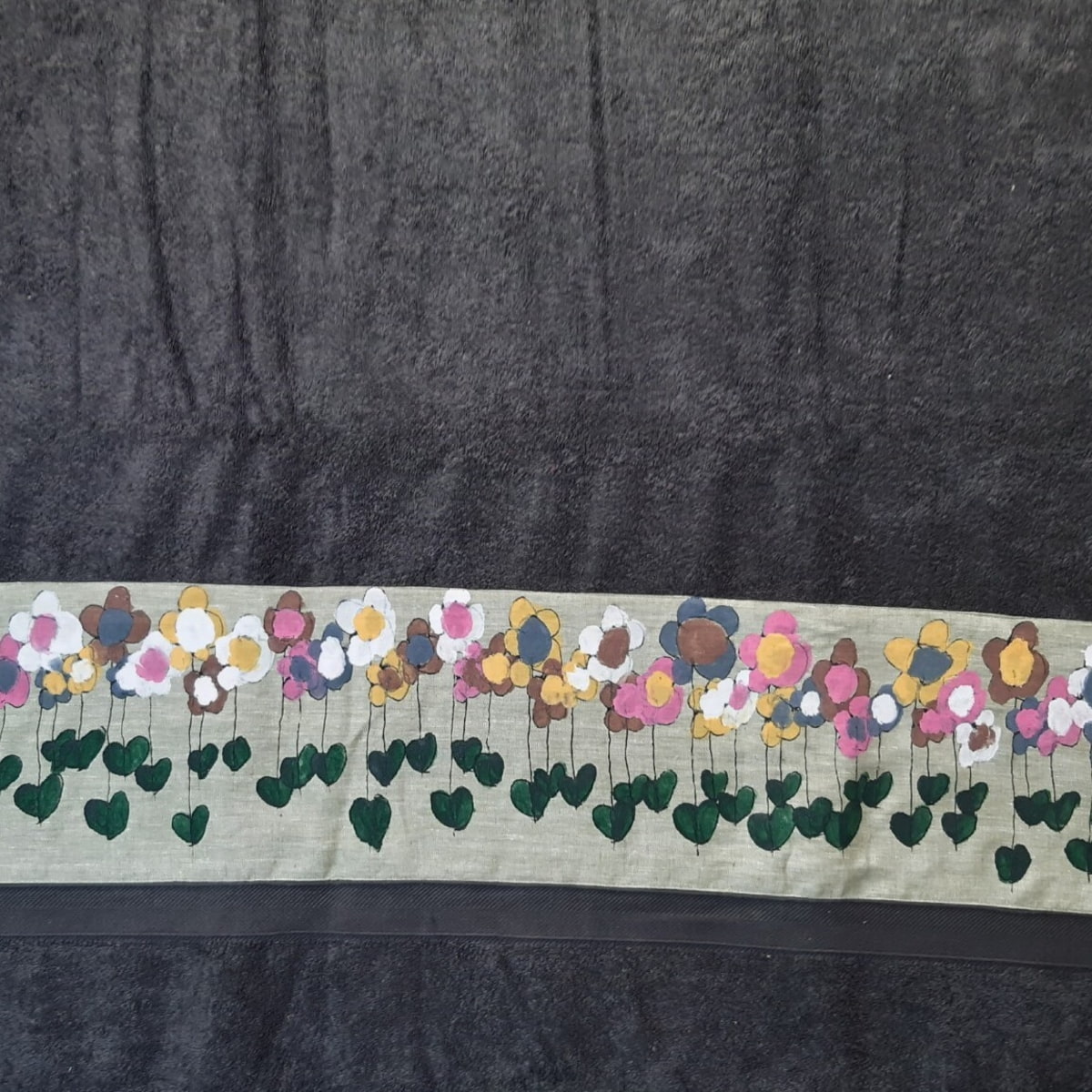 antrazith Saunatuch mit bunten Blumen