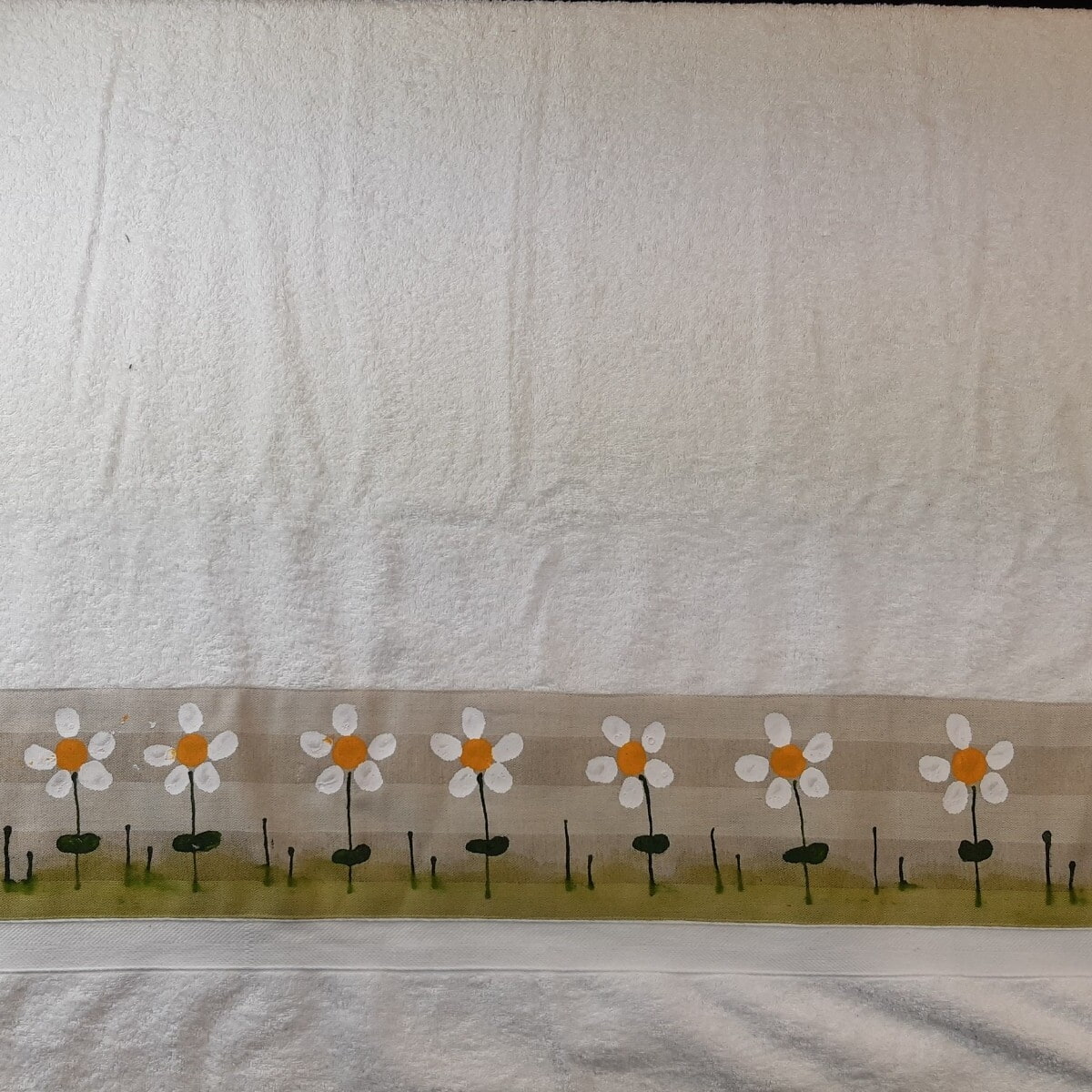 weißes Saunatuch mit weißen Gänseblümchen