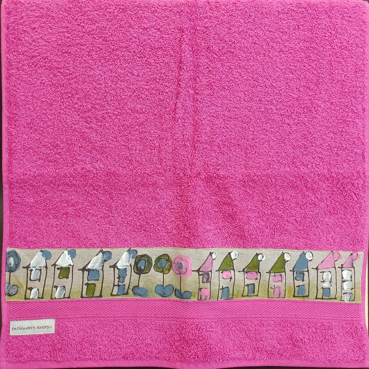 pink Handtuch mit Häusern und Blume