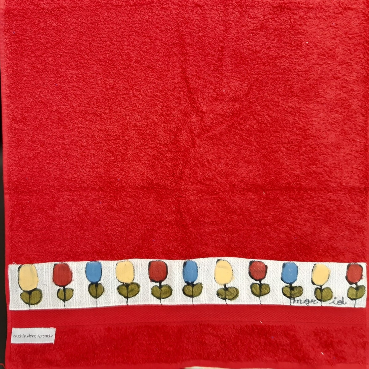 rotes Handtuch mit bunten Blumen