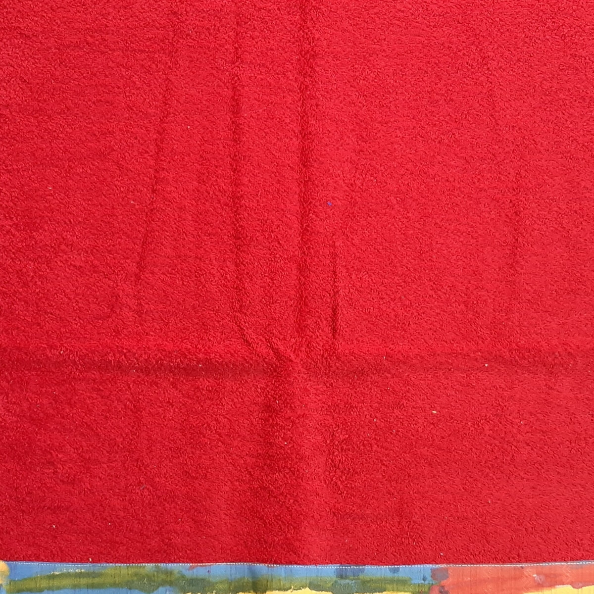 rot Badetuch mit geometrischer Figur