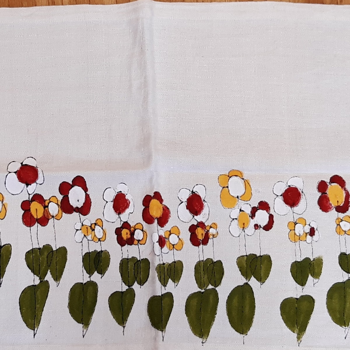 Bauernleinenläufer mit Blumenwiese