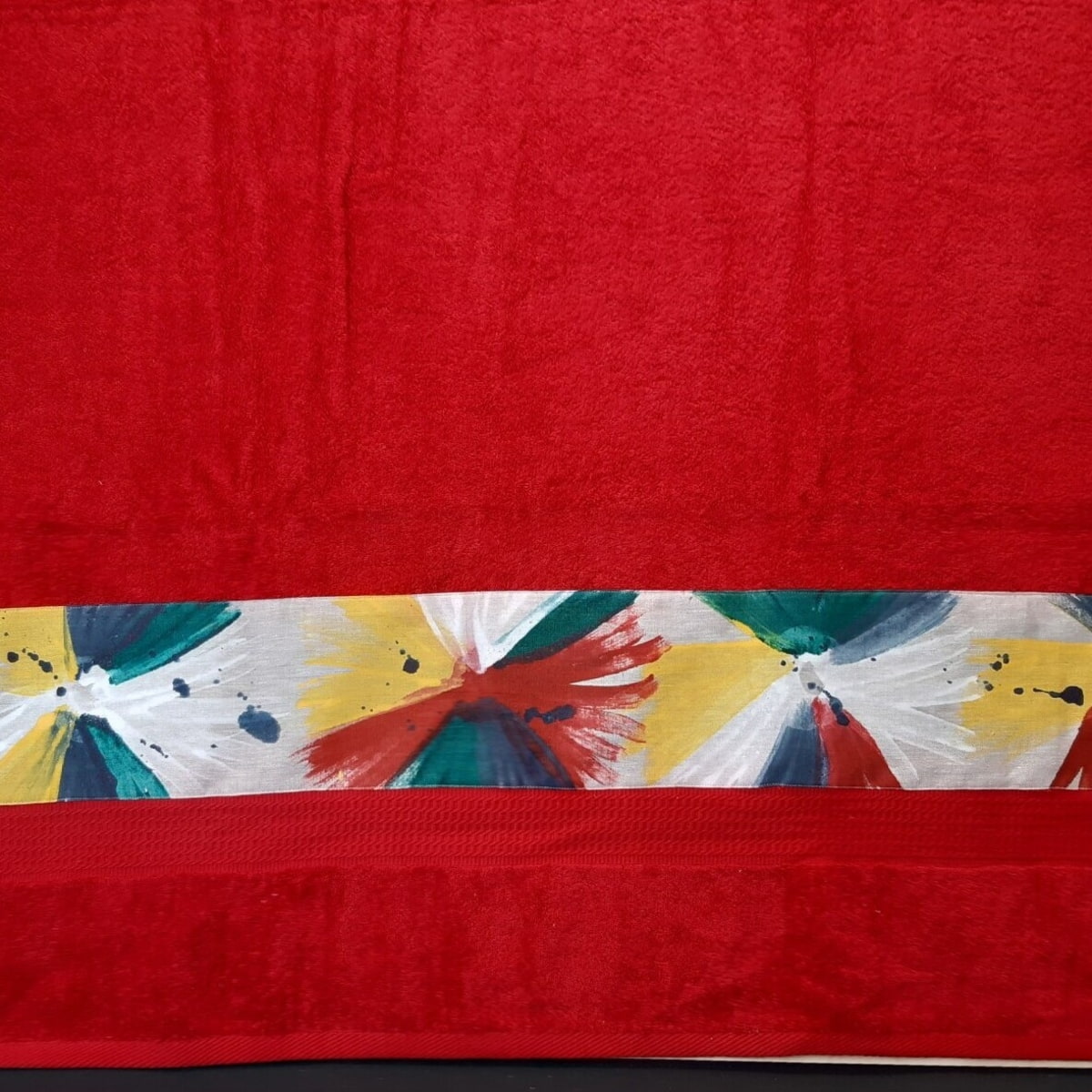 rotes Saunatuch mit Sonnen