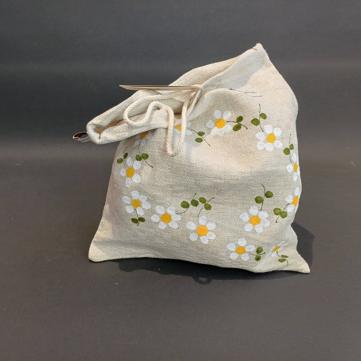 Bauernleinensackerl mit einer Gänseblümchen